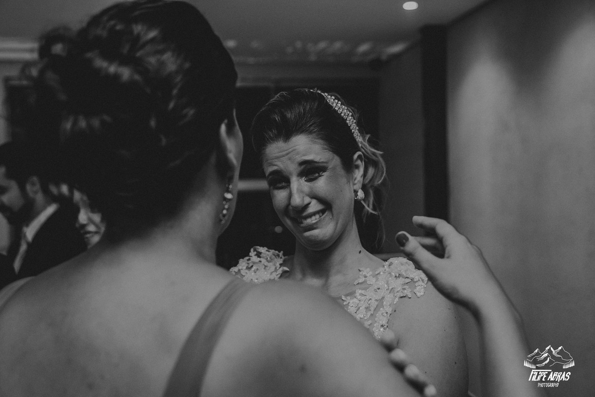 fotografia emotiva em que a noiva está emocionada ao cumprimentar sua amiga