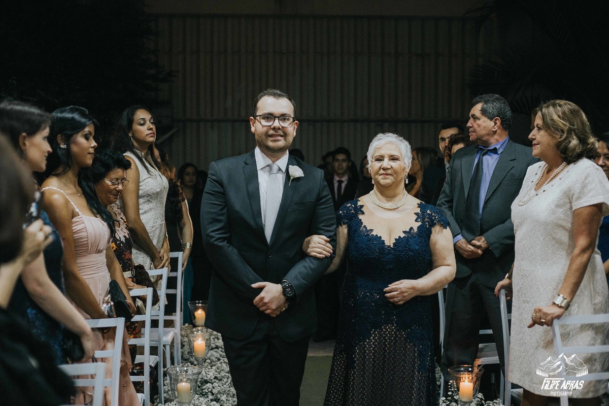 entrada do noivo com a mãe no casamento