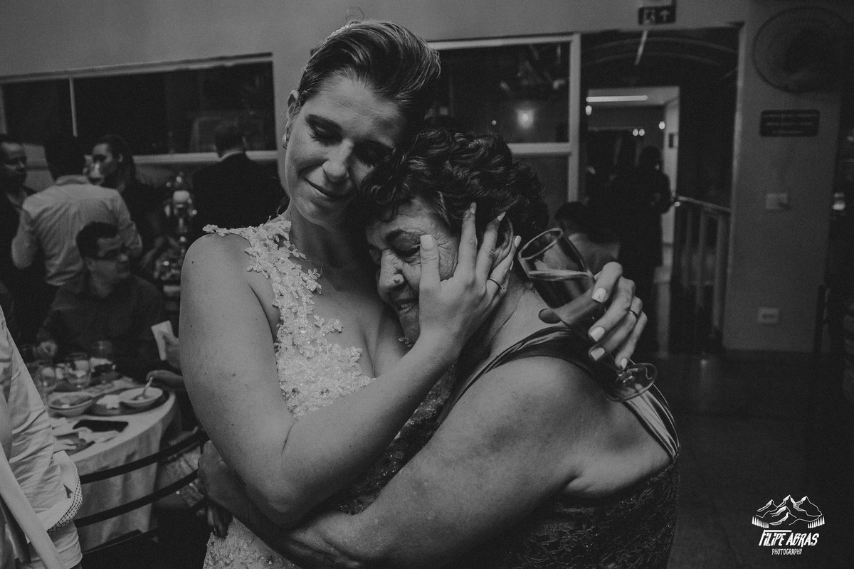 noiva emocionada ao abraçar uma tia no seu casamento em belo horizonte
