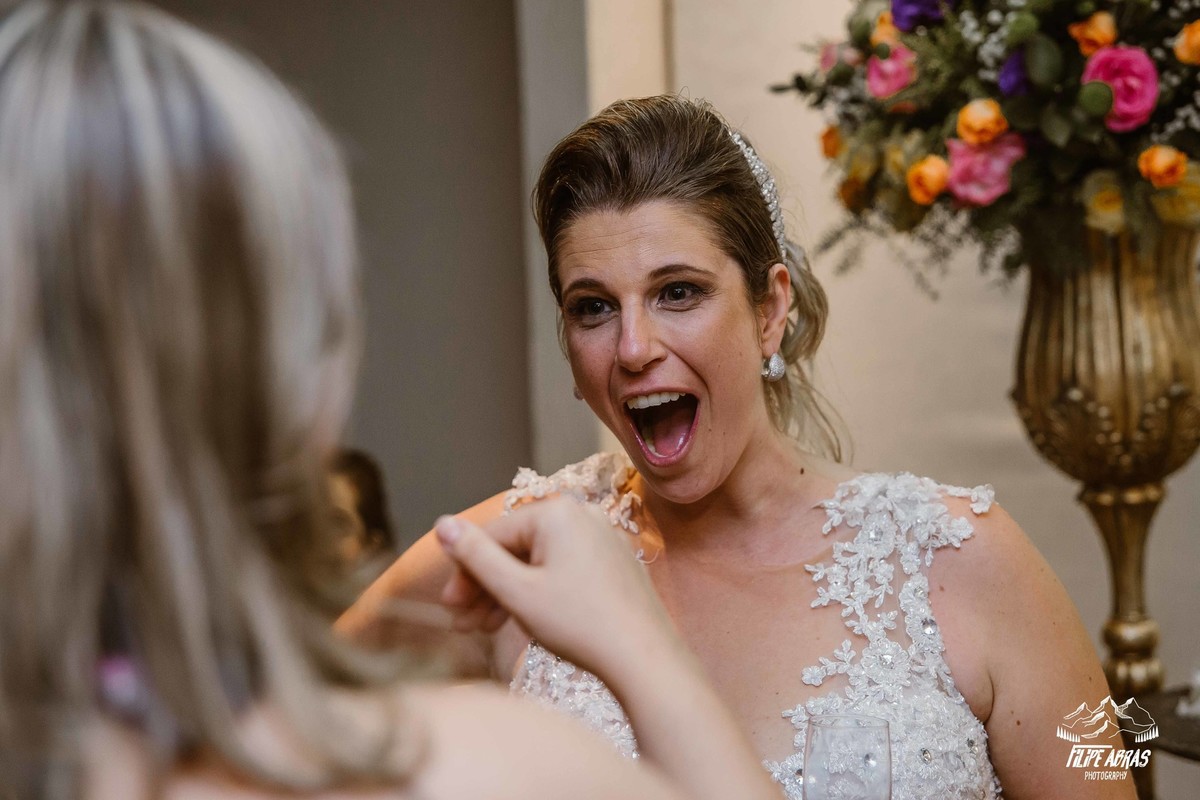 sorriso espontâneo da noiva após ver uma amiga