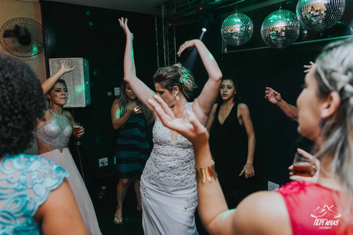 noiva dançando na sua festa de casamento