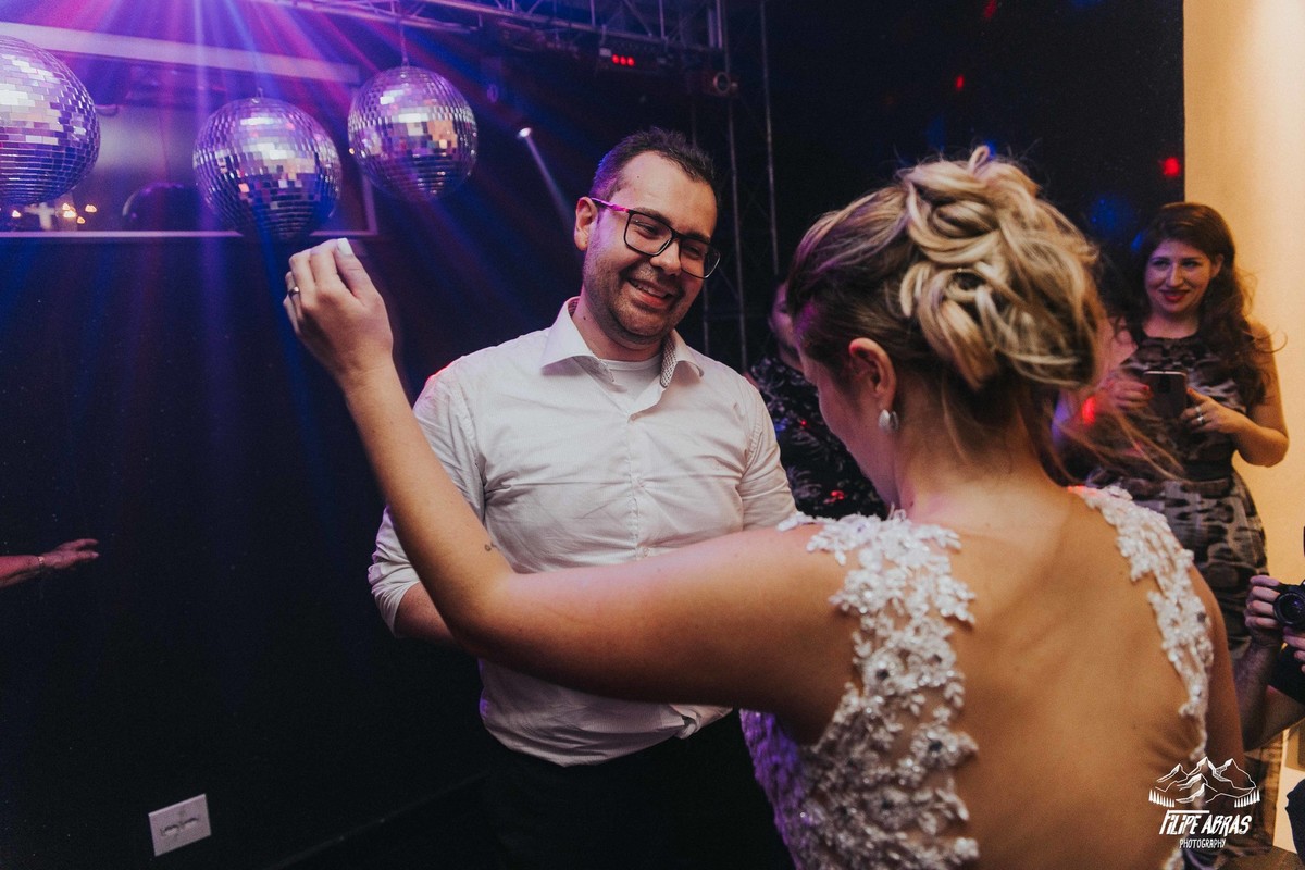 noiva e noivo dançando na festa de casamento e sorrindo