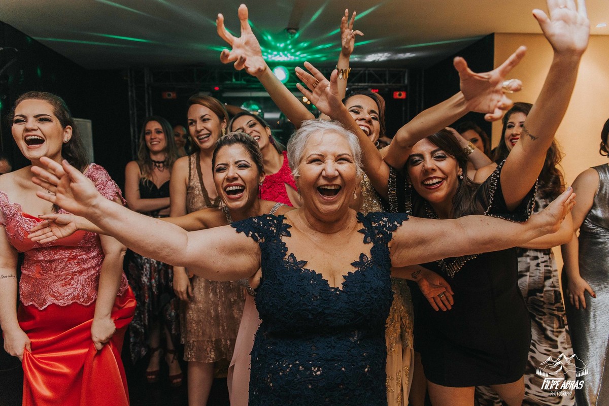 mãe do noivo e madrinhas esperando a noiva jogar o buque de casamento