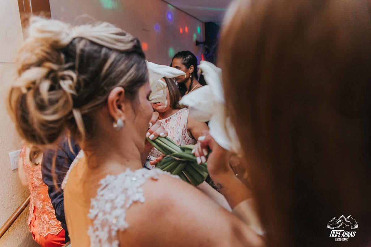 noiva dividindo um buque em várias partes para dar as madrinhas