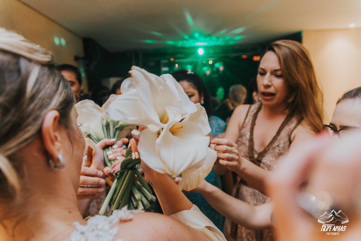 noivas dividindo o buque para as madrinhas