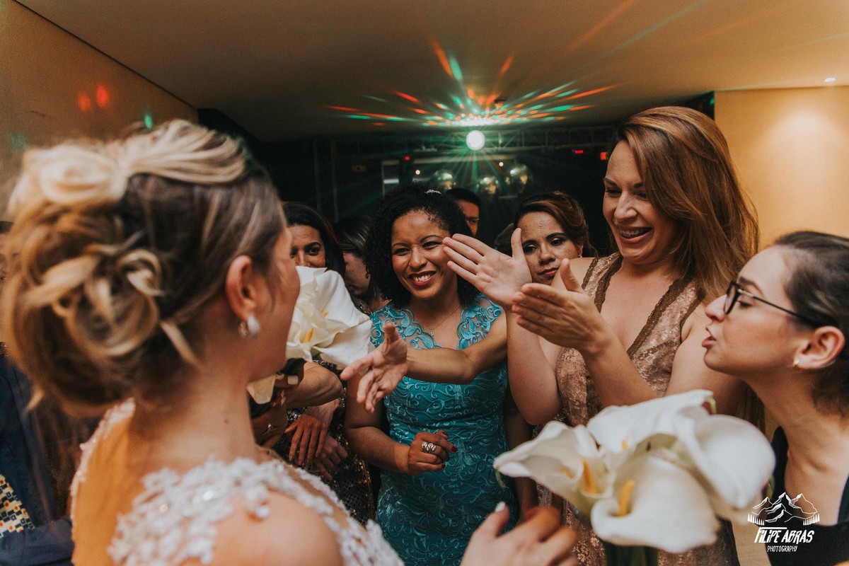 noiva entregando o buque para as madrinhas