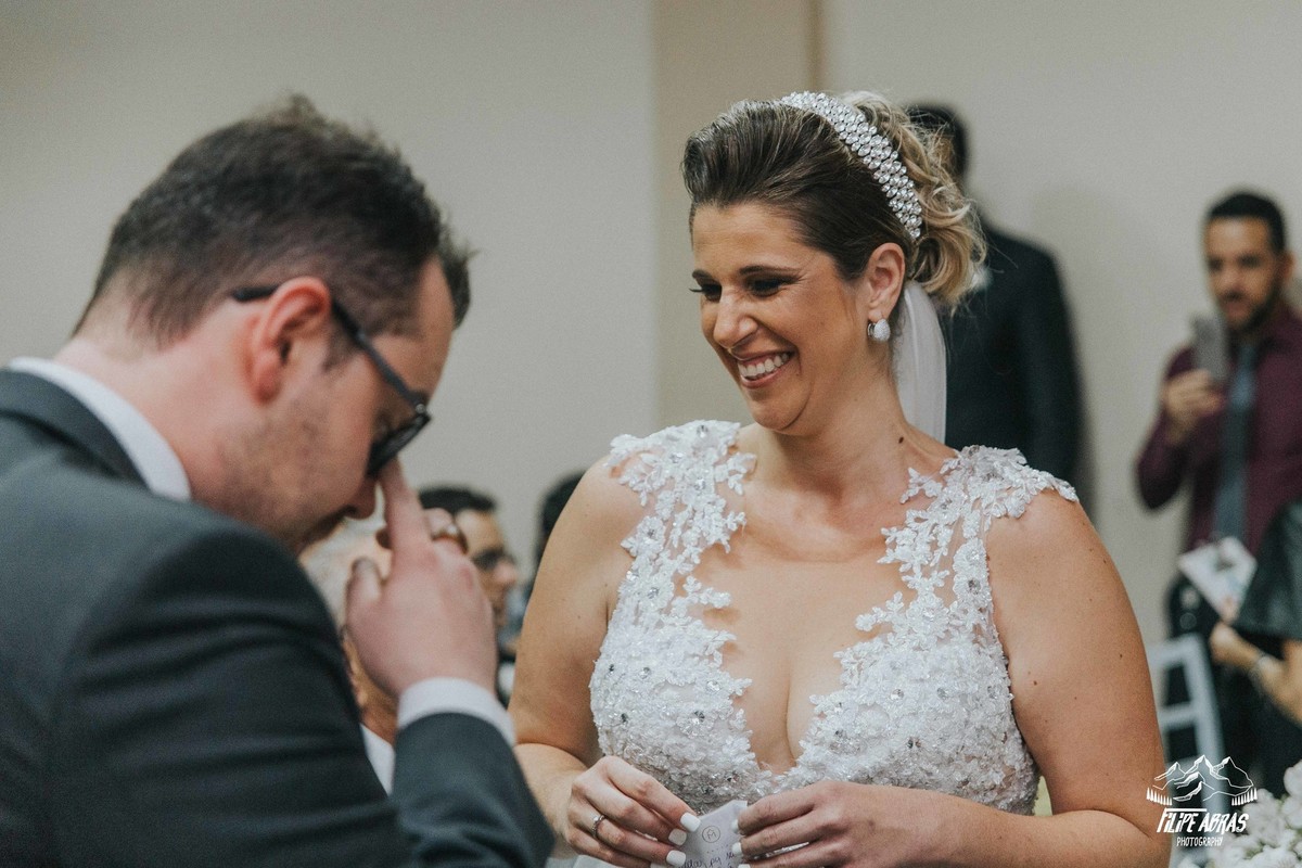noiva sorrindo ao começar a ler os votos