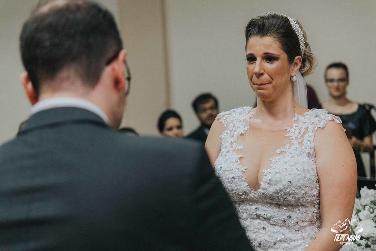 noiva emocionada durante a troca de votos na cerimonia em belo horizonte