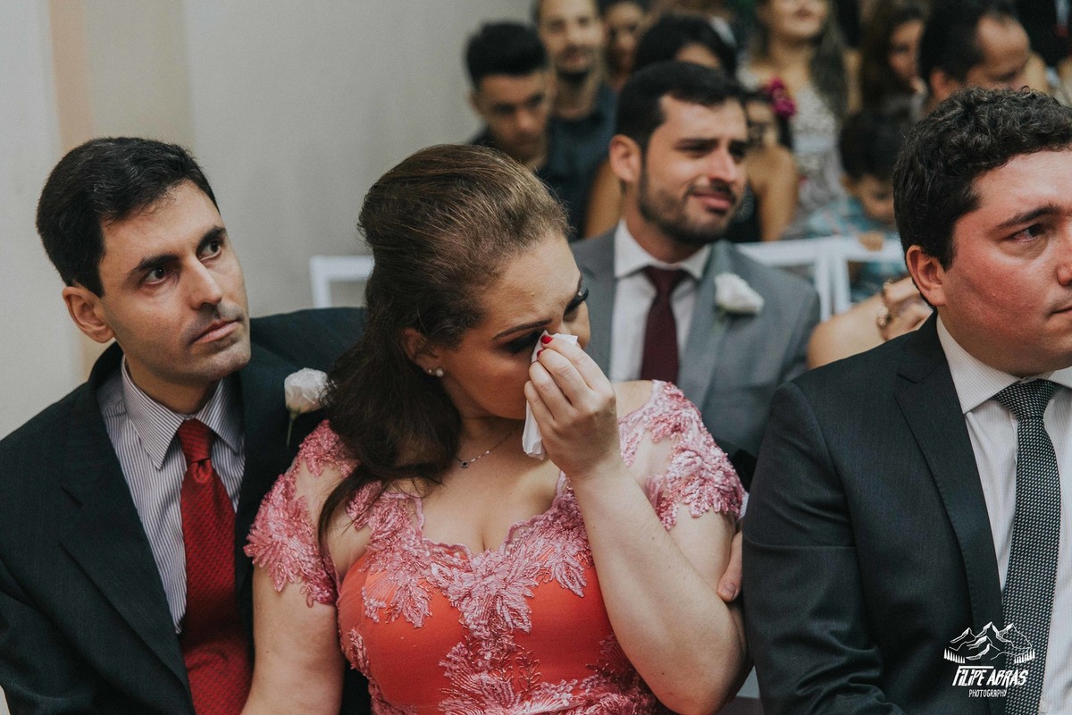 madrinha emocionada na troca de votos durante a cerimonia de casamento