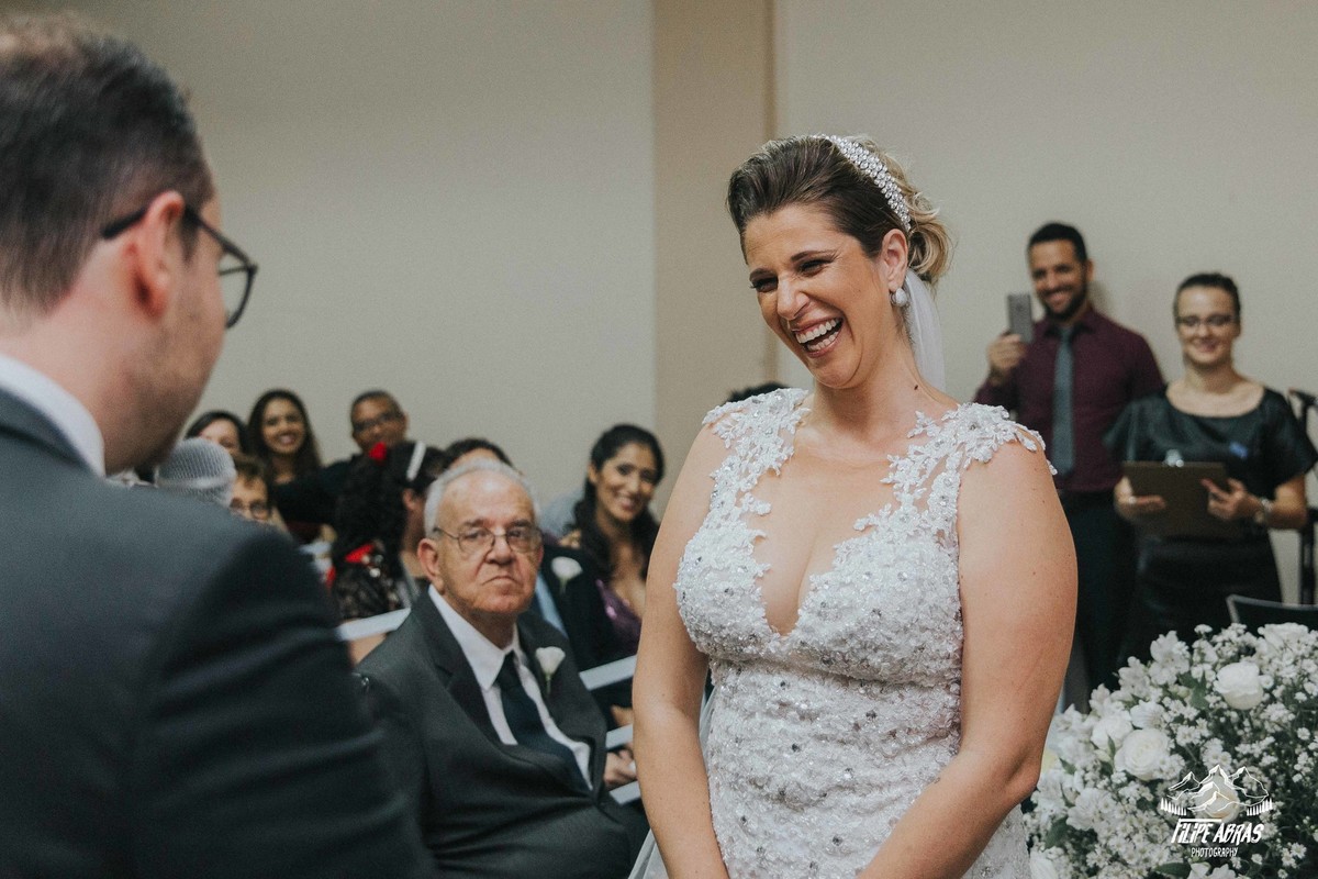 noiva sorrindo durante a troca de fotos na cerimonia de casamento em BH