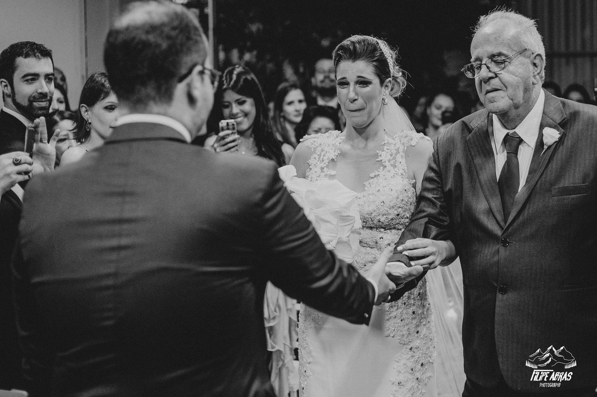 noiva emocionada ao ver o durante durante a sua entrada na cerimonia de casamento em bh