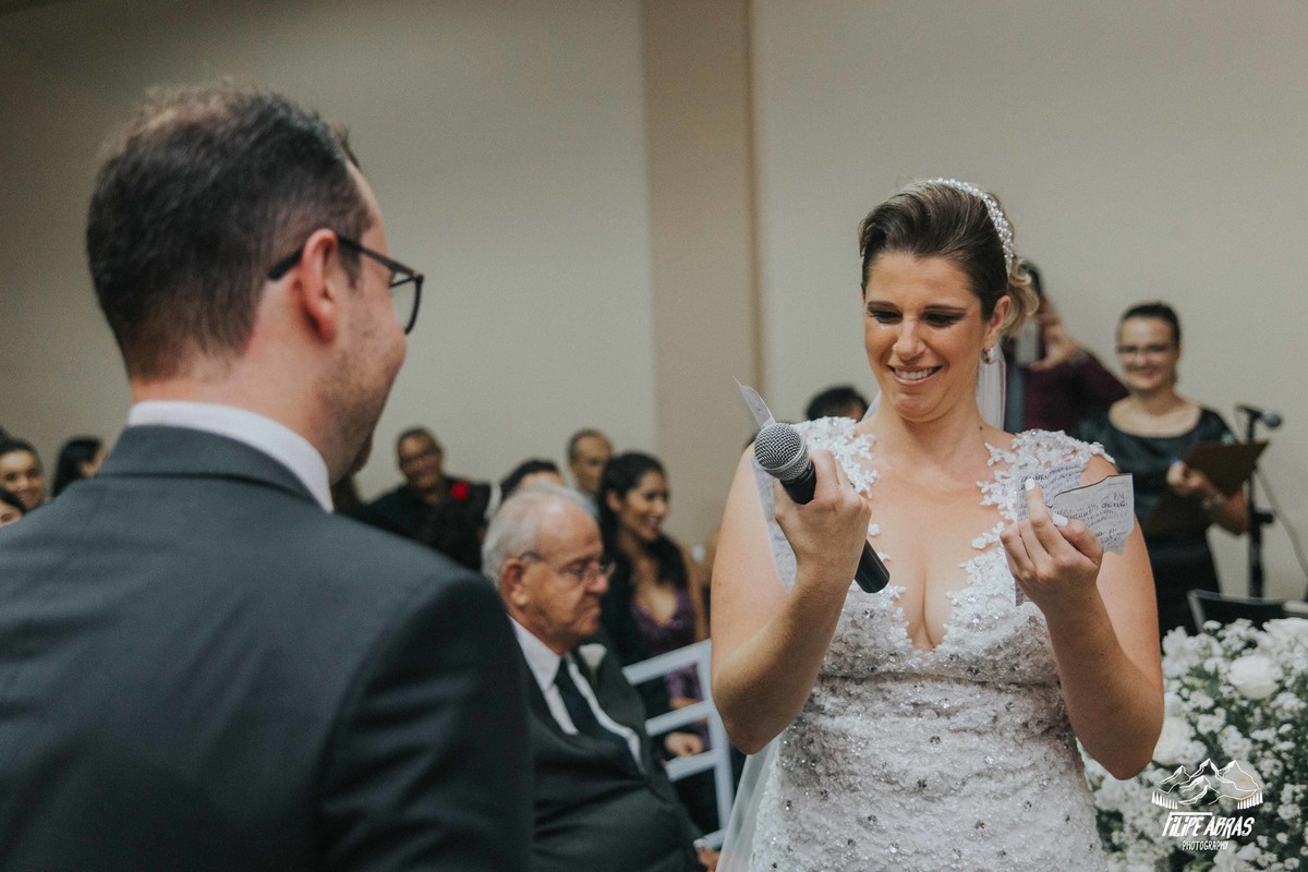 noiva perde a sequencia dos votos e sorri com a situação