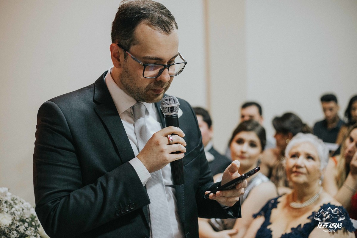 noivo lendo seus votos no celular