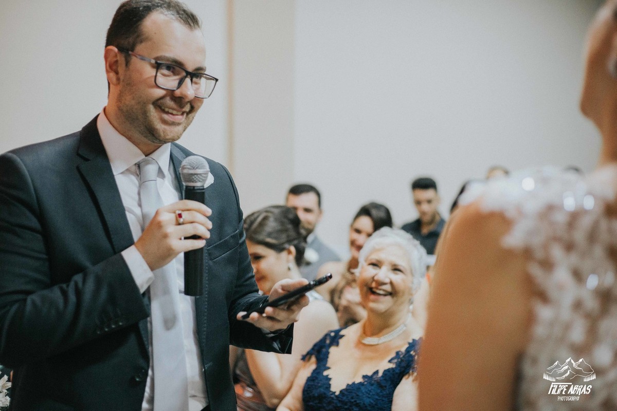 noivo sorrindo enquanto le seus votos
