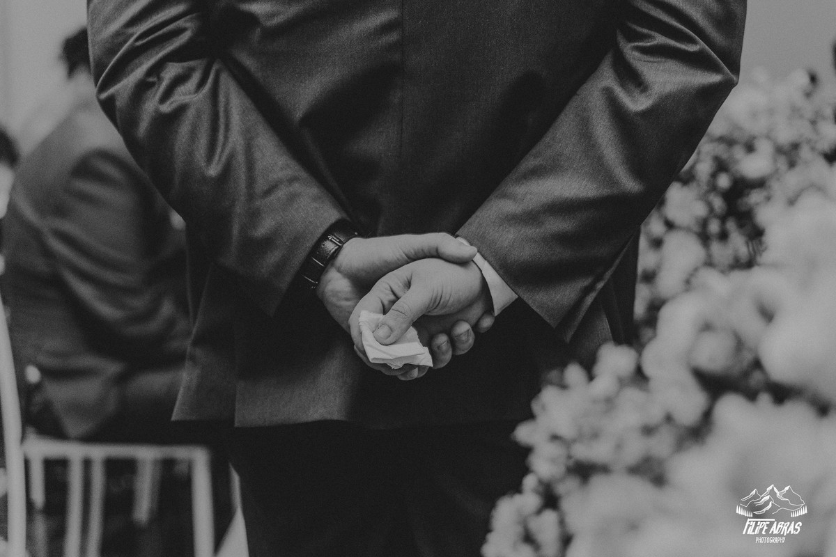 detalhes dos lenços nas mão do noivo