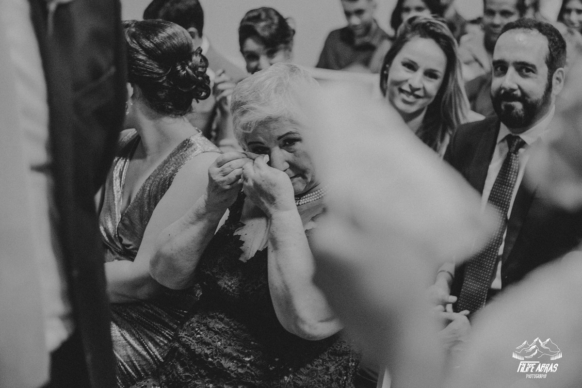 mãe do noivo emocionada durante a cerimonia de casamento e troca de votos