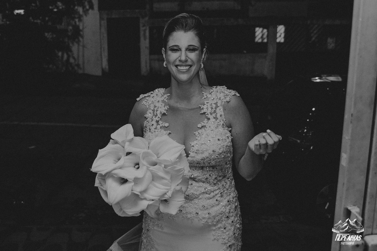 noiva ansiosa com o casamento antes da entrada segurando seu buque