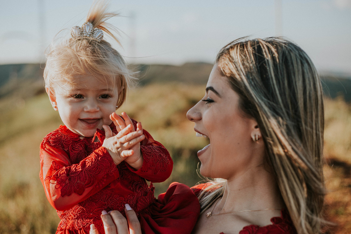fotografia de familia em que mãe e filha estão sorrindo