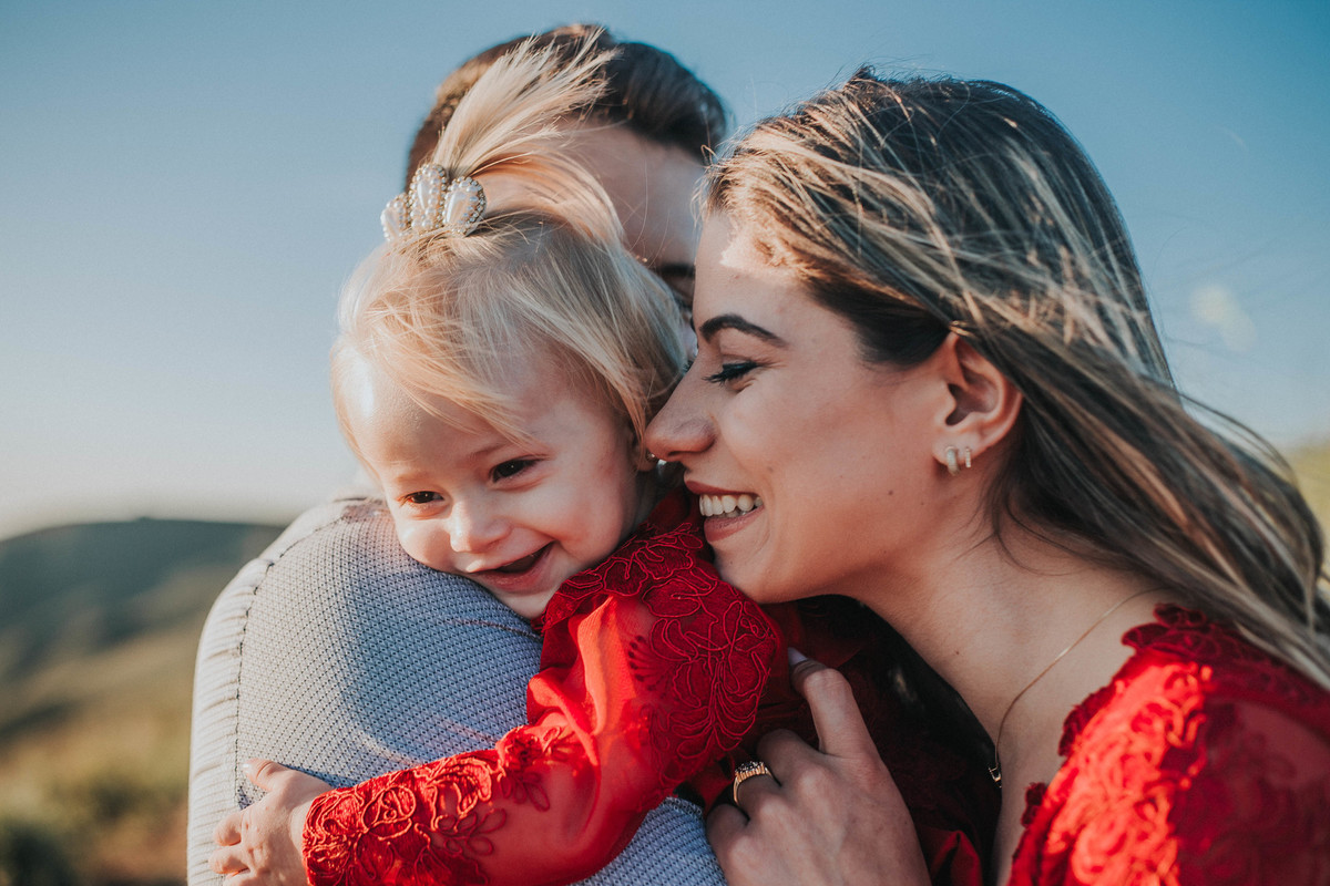 retratos de família espontâneos em que todos estão abraçados e sorrindo