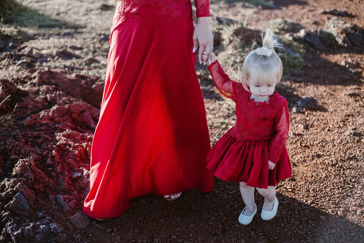 fotografia de familia em que a mãe esta caminhando com a filha