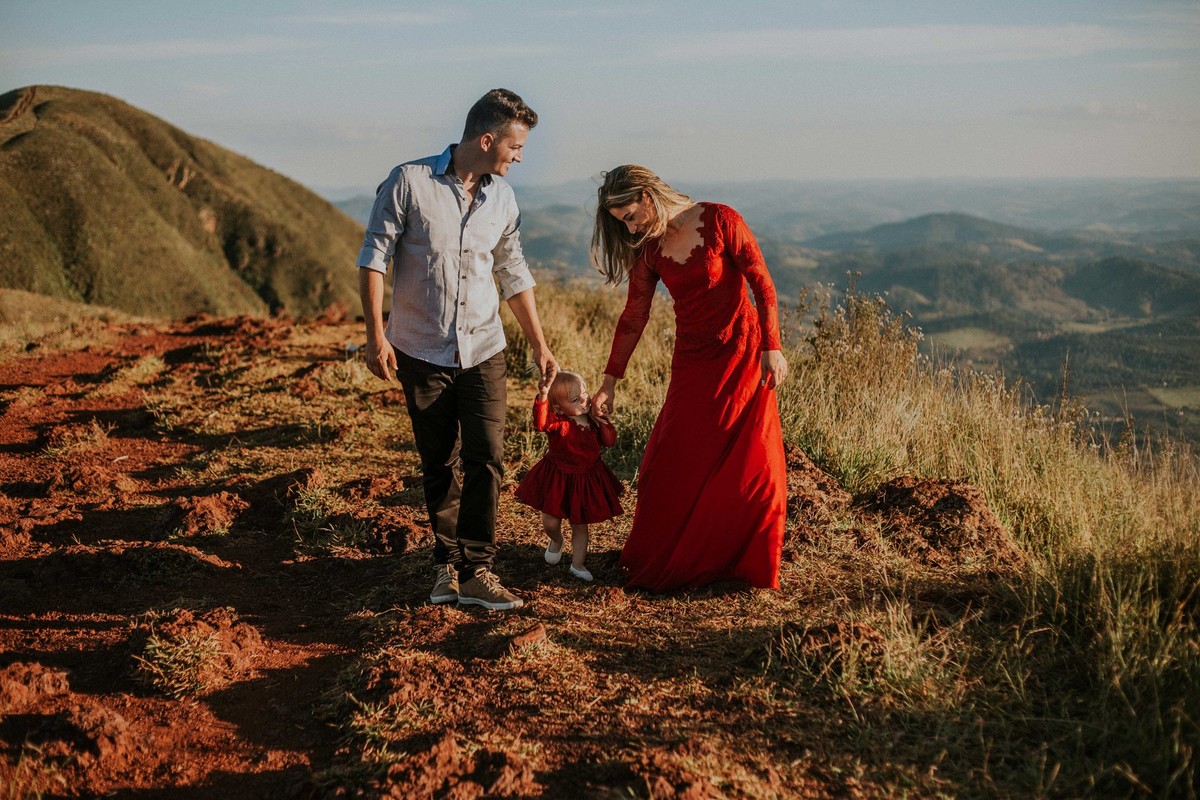 familia caminhando no topo do mundo em minas gerais de mãos dadas
