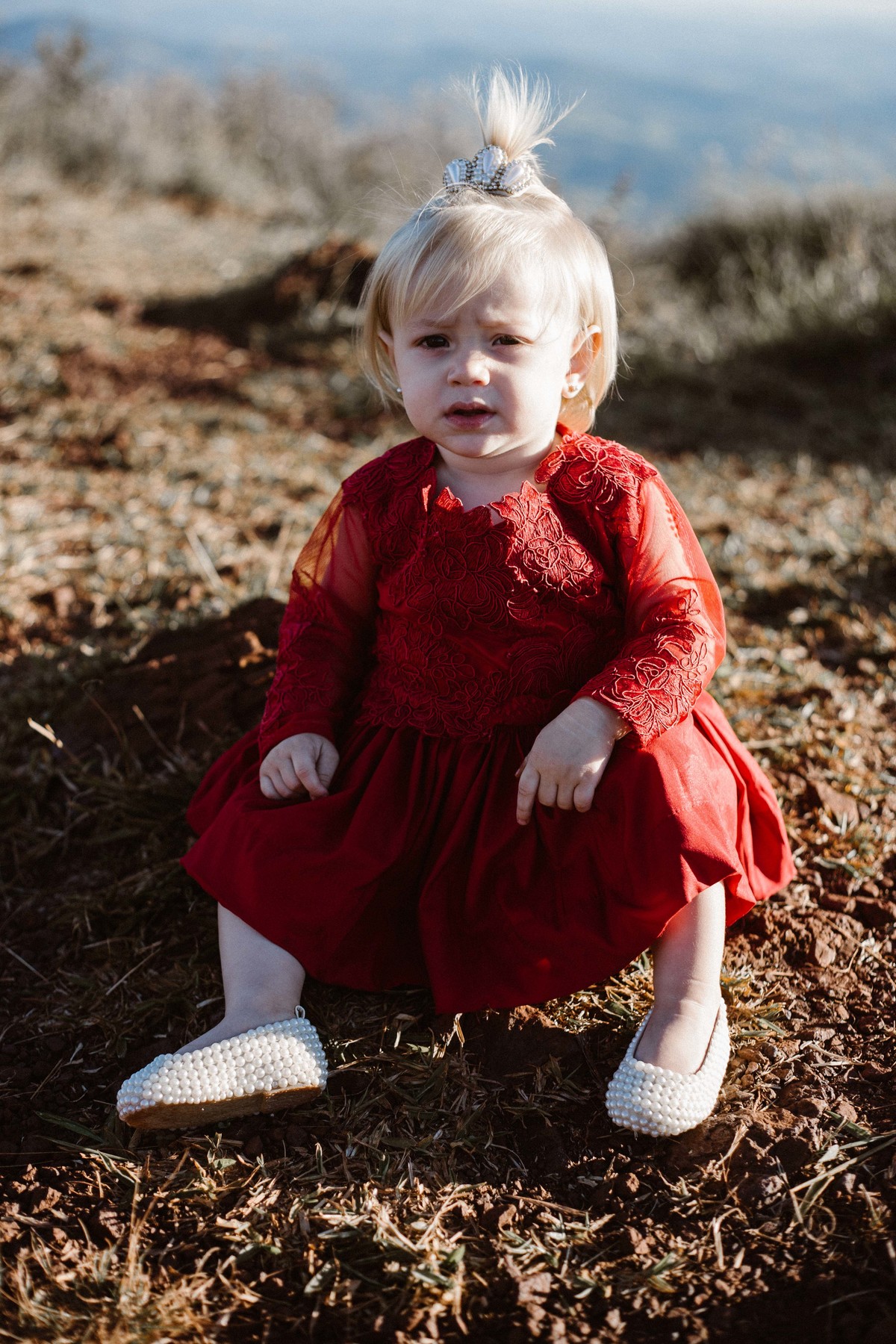 fotografia de criança no topo do mundo minas gerais