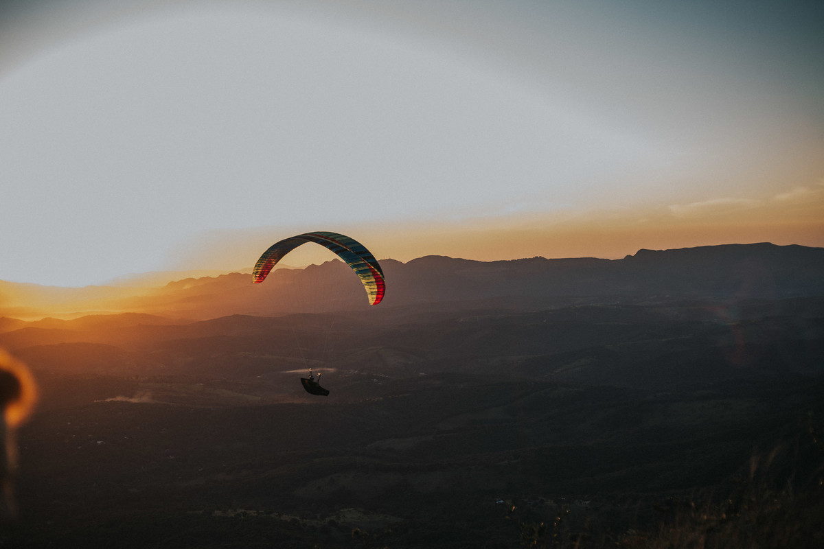 paraglaider topo do mundo minas gerais no por do sol