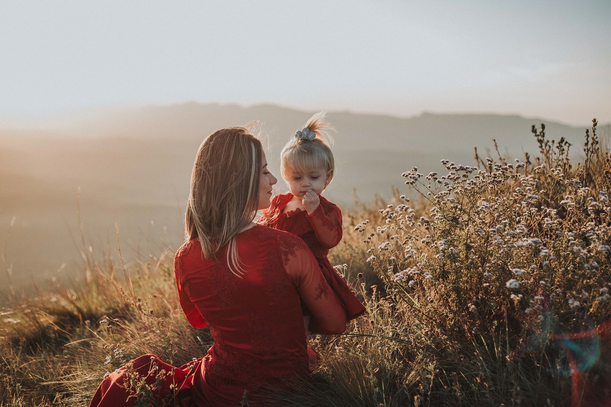 ensaio de familia em que a mãe e filha estão com o mesmo vestido