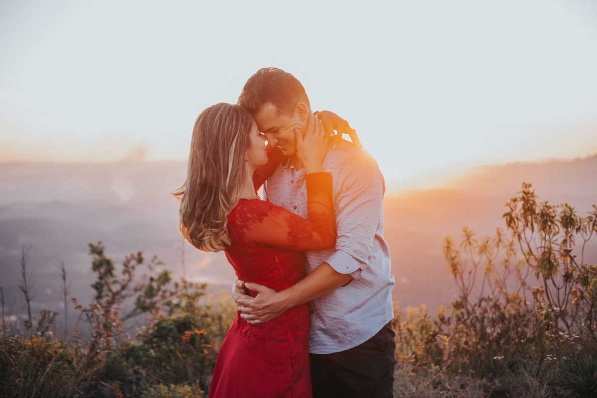 ensaio de pré casamento no topo do mundo minas gerais em que os noivos estão abraçados no por do sol