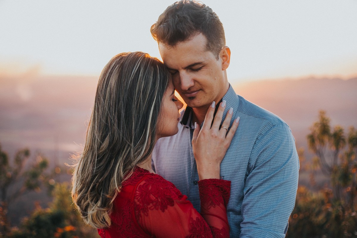 ensaio de pré casamento no topo do mundo minas gerais em que os noivos estão abraçados no por do sol