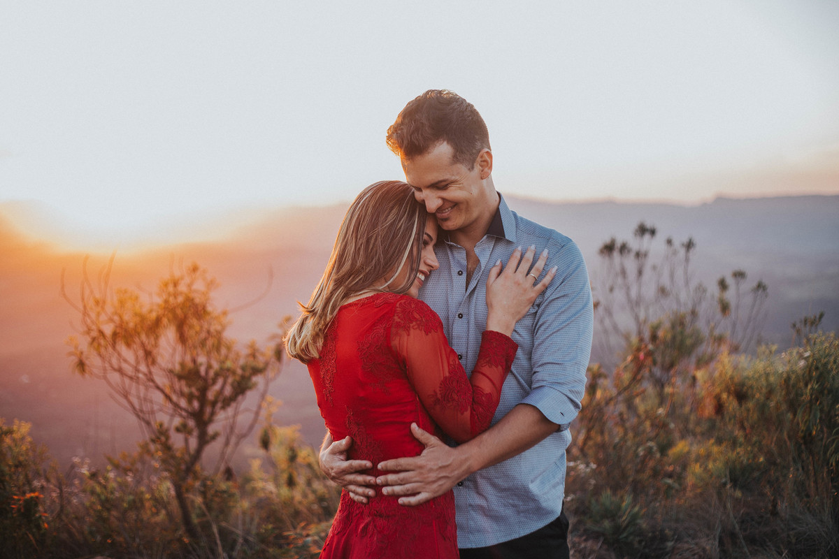 ensaio de pré casamento no topo do mundo minas gerais em que os noivos estão abraçados no por do sol