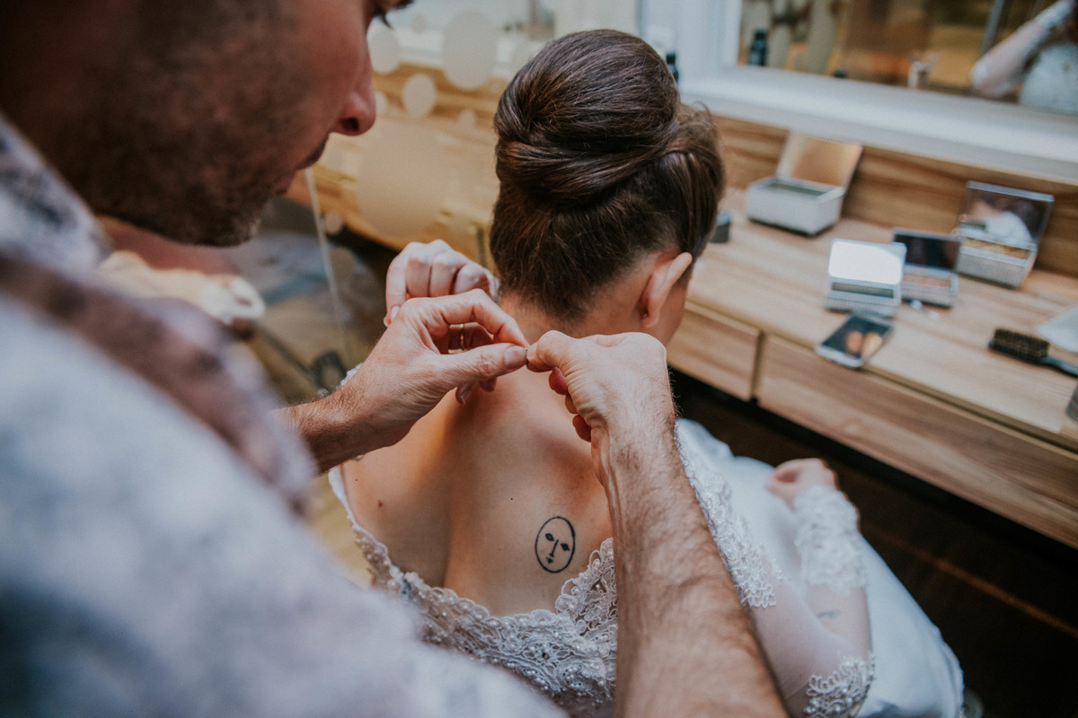 Noiva colocando as joias para o seu casamento na igreja da Boa Viagem em Belo horizonte