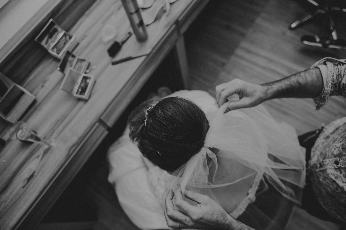 Colocando o véu de noiva para o casamento em belo horizonte