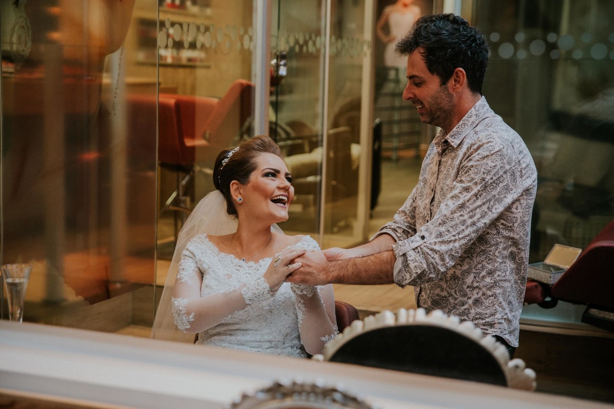 noiva agradecendo o cabeleireiro pelo serviço