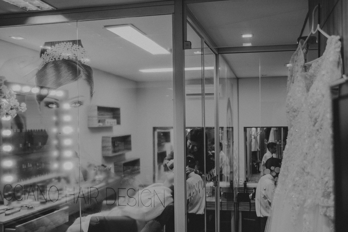 dia da noiva Gracciano Hair Design em que a noiva esta fazendo o make e aparece seu vestido de casamento ao canto