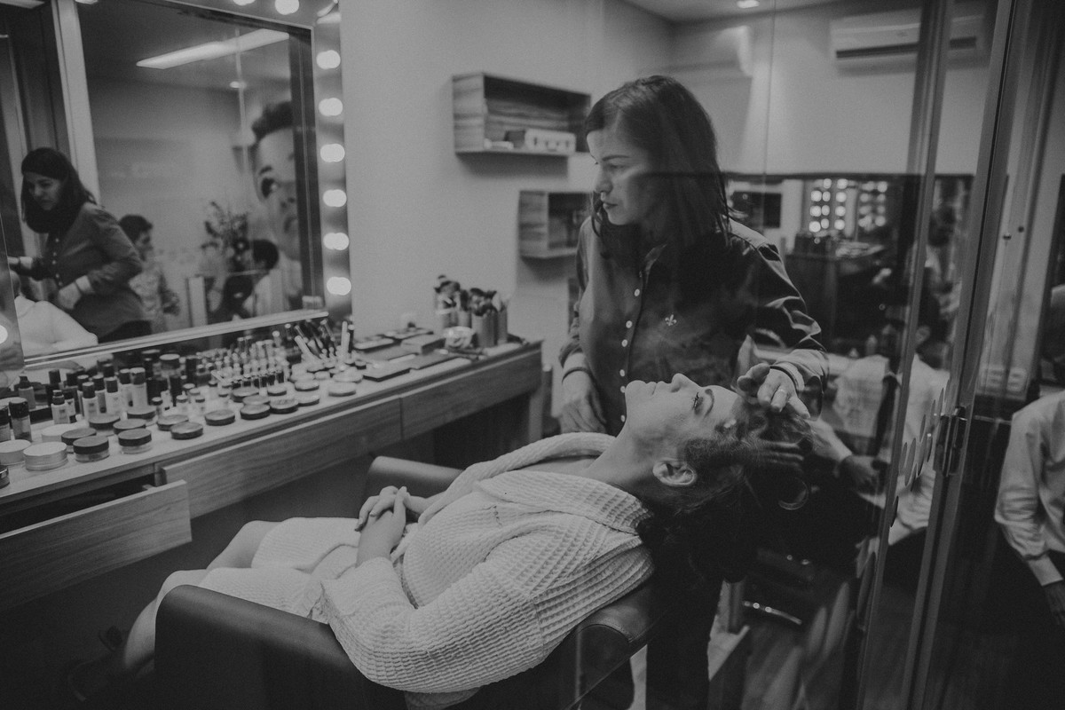 dia da noiva Gracciano Hair Design em que a noiva está fazendo o make