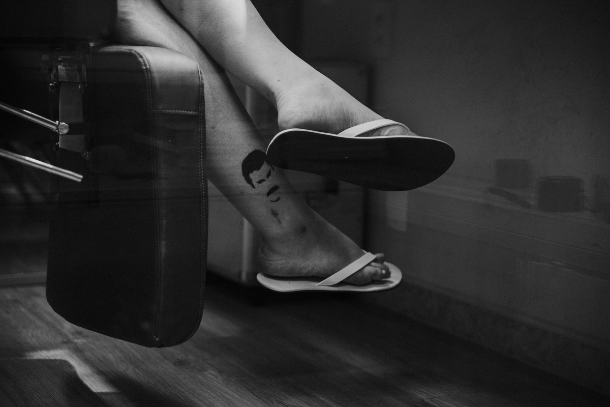 dia da noiva Gracciano Hair Design em uma foto com detalhe da tatuagem da noiva do Fred Mercury no tornozelo