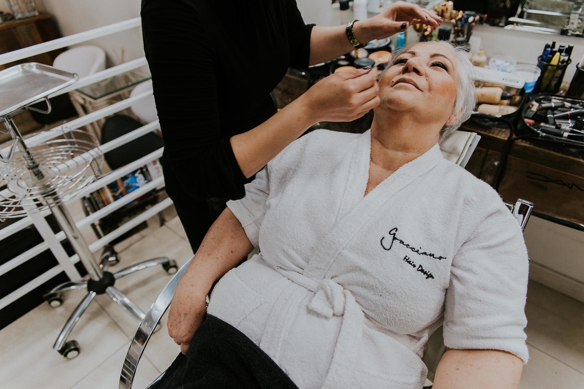 Mãe da noiva arrumando junto com a noiva para o casamento