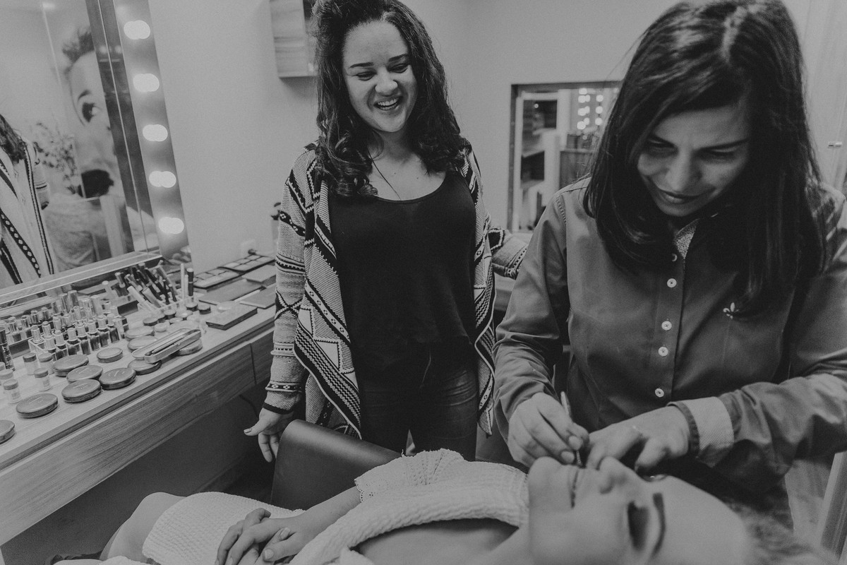 madrinha sorrindo durante o pré casamento no dia da noiva Gracciano Hair Design
