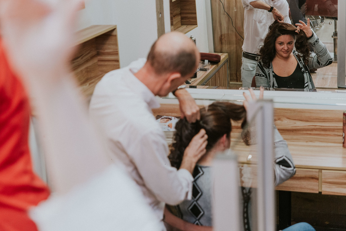 Madrinha da noiva se arrumando junto com ela