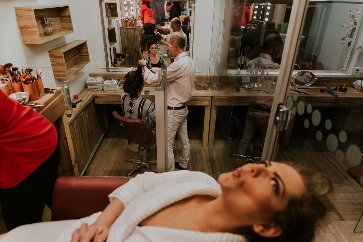 Noiva e madrinha durante o pré casamento descontraido