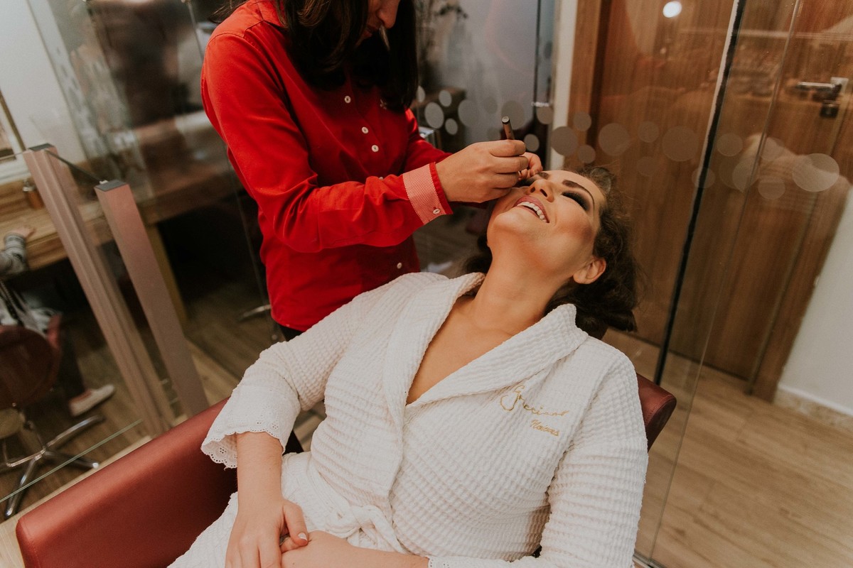 noiva finalizando o make no dia da noiva Gracciano Hair Design