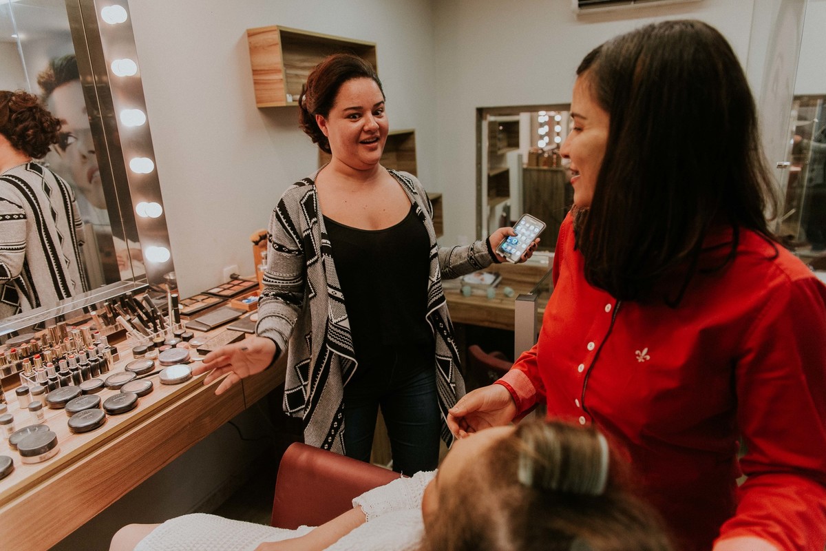 madrinha brincando com a noiva durante o making of