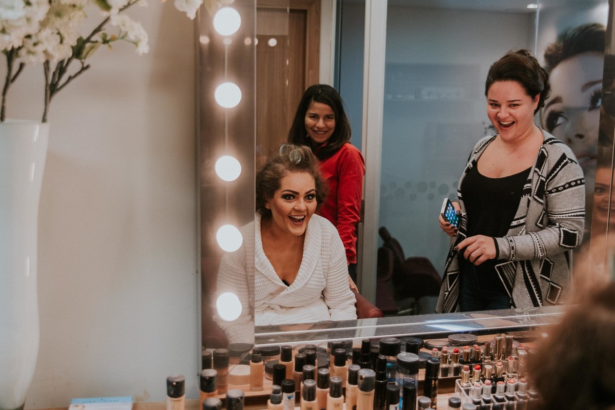 reação da noiva ao ver o make pronto para o seu casamento