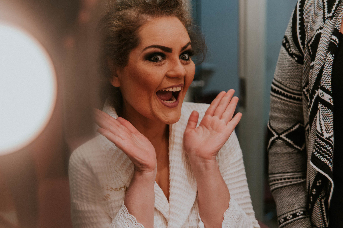 Reação da noiva ao ver seu make pronto para o casamento em Belo Horizonte