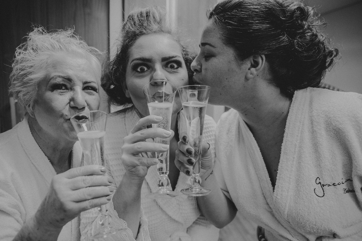 Brinde entre a noiva sua mãe e madrinha durante o making of