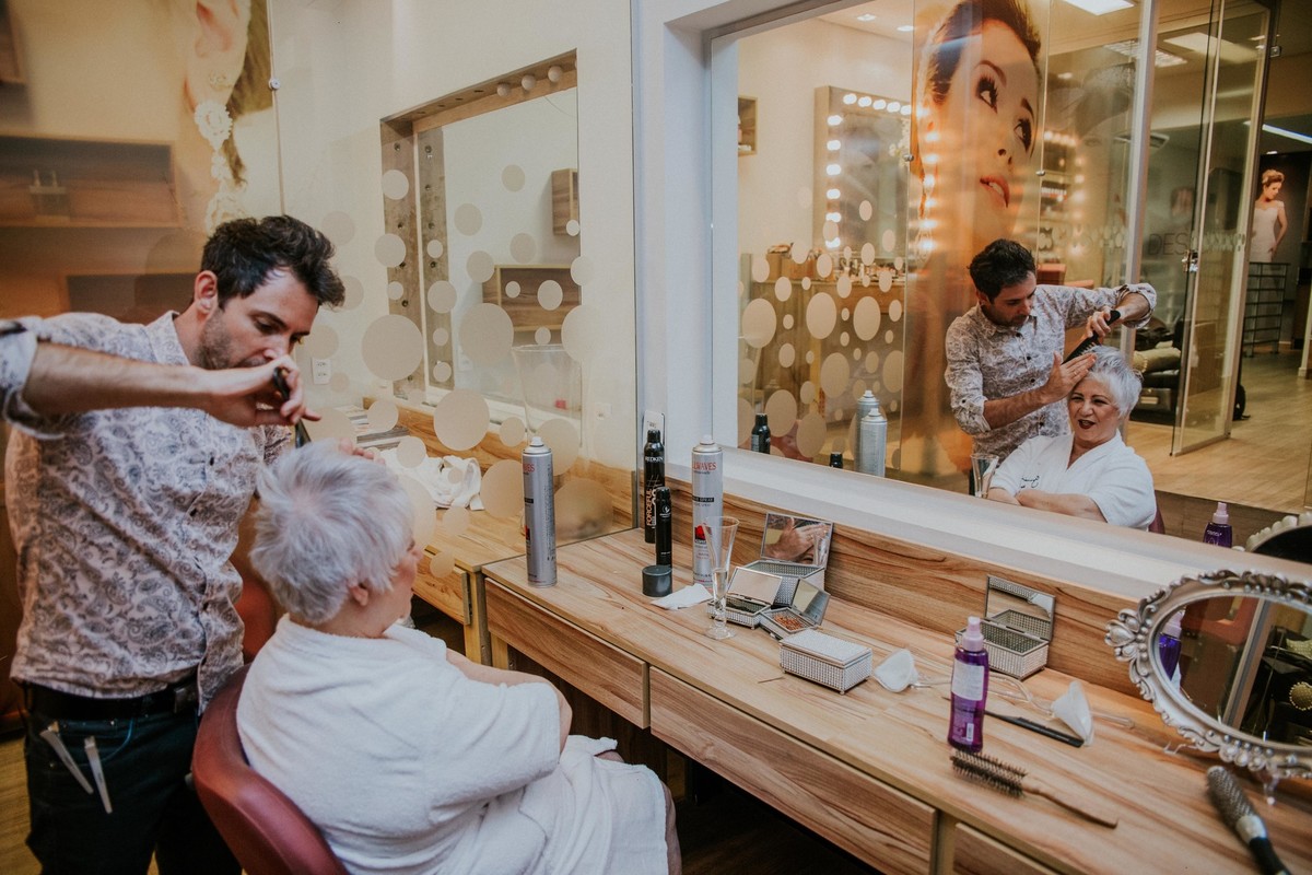 mãe da noiva se arrumando para o casamento com o Gracciano