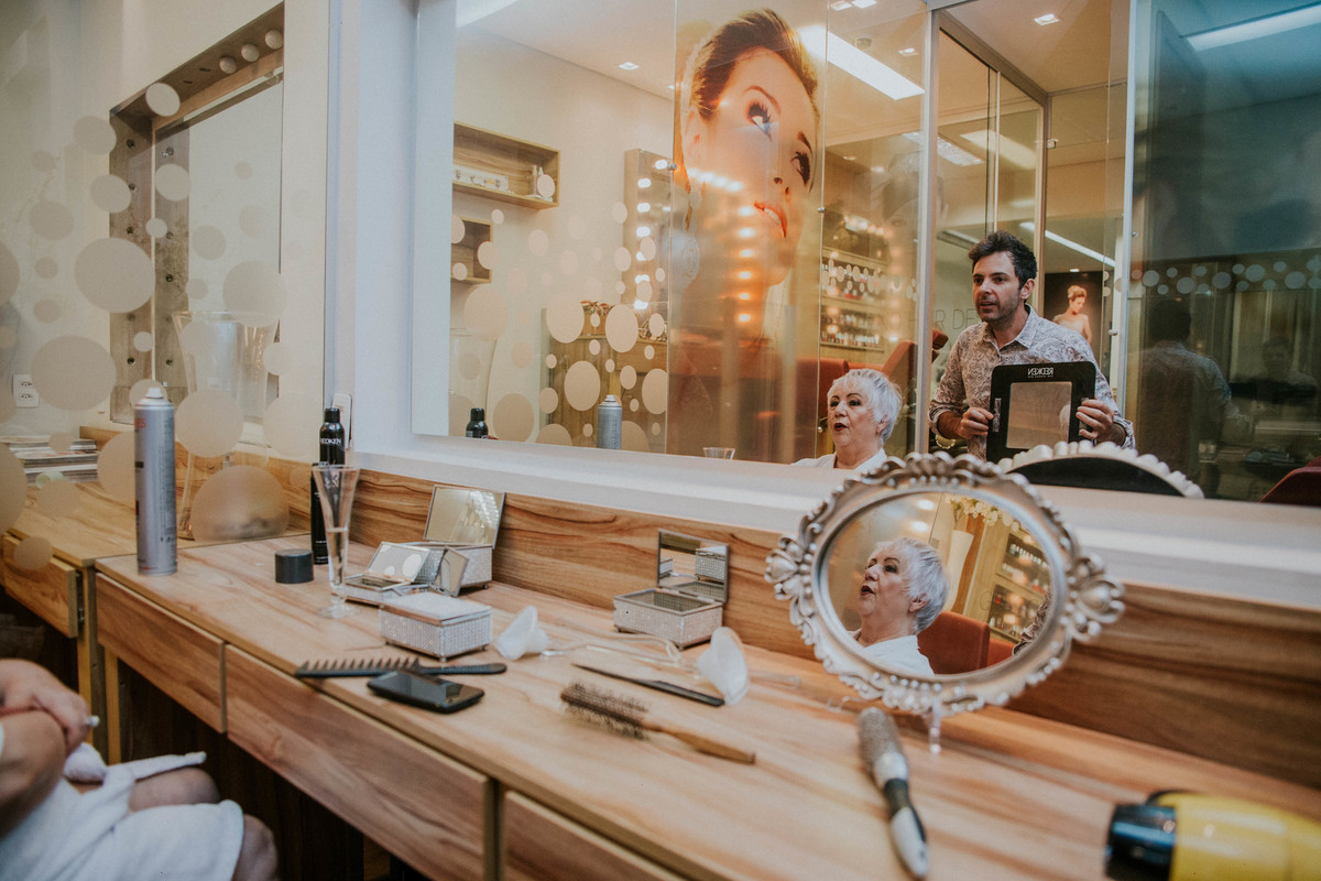 Mãe da noiva se arrumando para o casamento da filha no dia da noiva Gracciano Hair Design