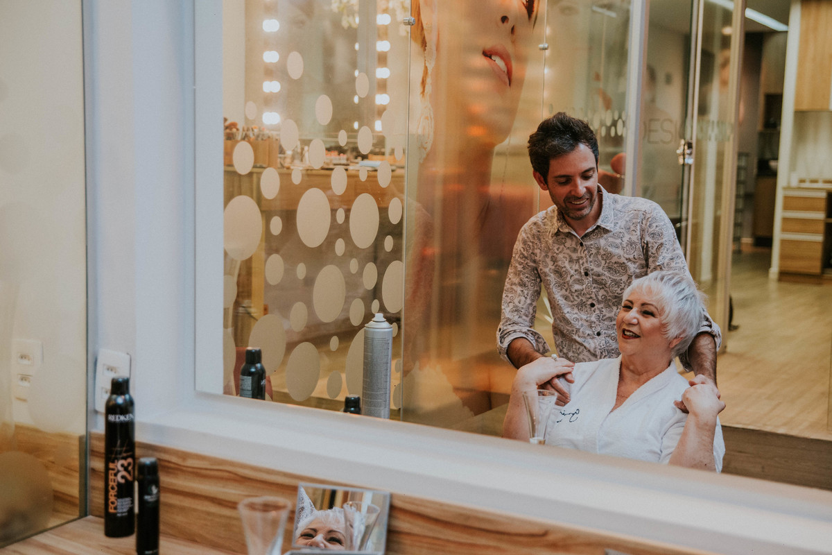 Agradecimento da mãe da noiva com o maquiador durante o making of da noiva