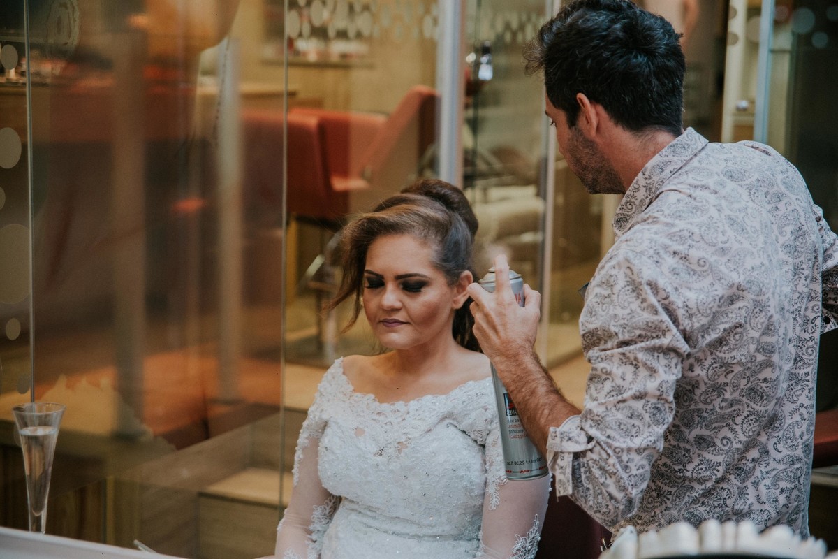 Noiva arrumando o cabelo durante o seu dia da noiva Gracciano Hair Design